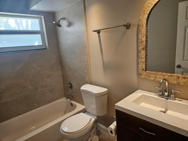 Building Photo - 13655 NE 10th Ave