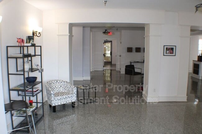 Building Photo - 100 W Village Dr