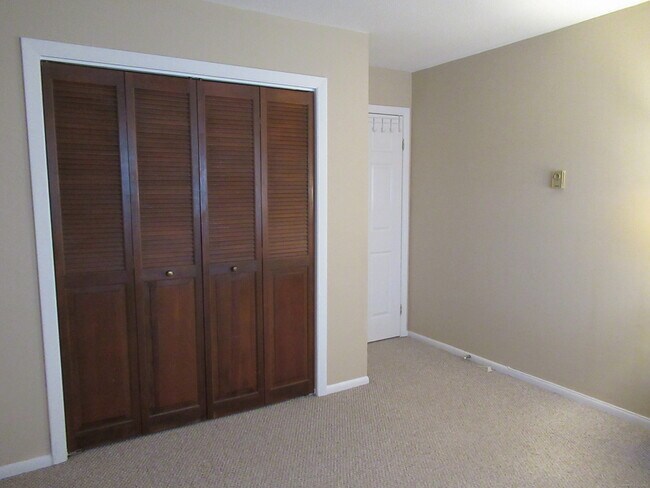Building Photo - 67 Riverview Dr