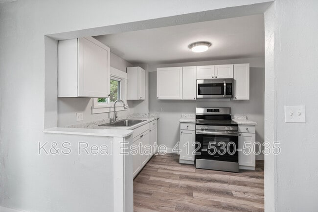 Building Photo - 2242 Manor Ave
