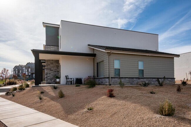 Building Photo - Desert Color Townhome 4-Bedrooms!