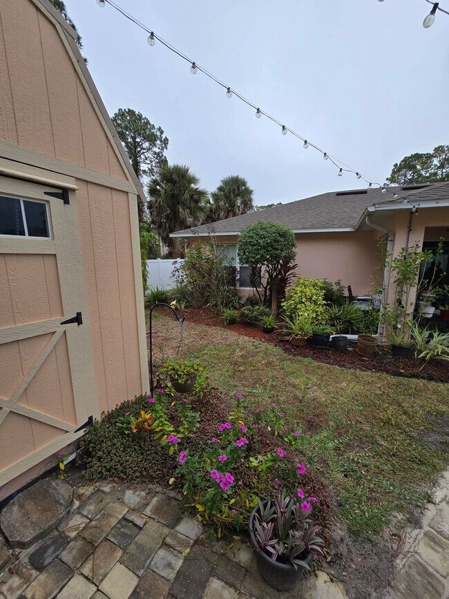 Building Photo - 4 bedrooms, 2 bathrooms, 2 car garage