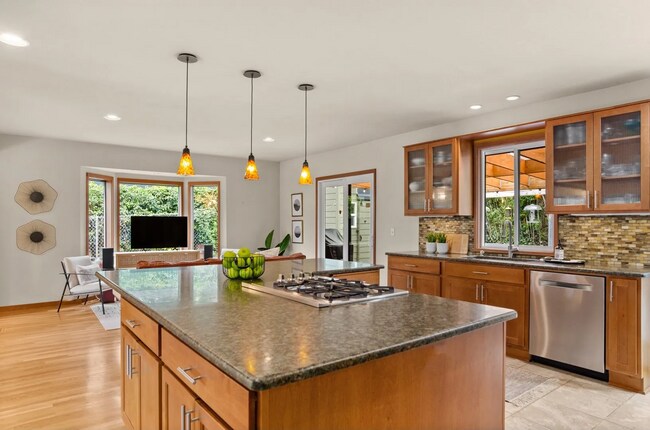 Building Photo - Stunning Portland Home with Open Floor Plan, Gourmet Kitchen, and Spa-Like Bathroom!