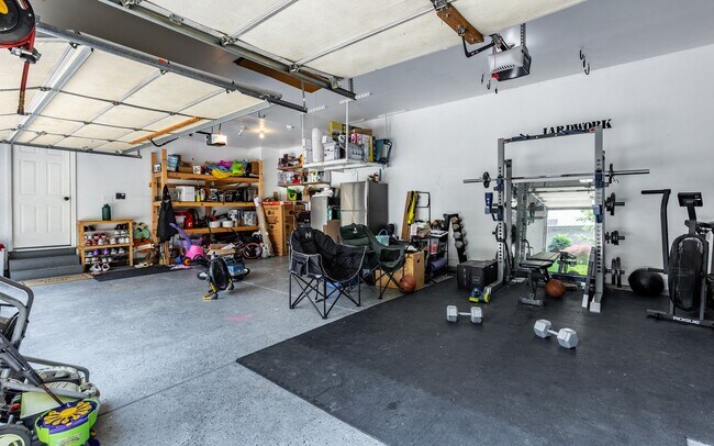 Building Photo - Spacious 5-Bed Home with In-Law Suite, Fin...