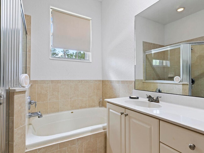 Building Photo - 9945 E Villa Cir