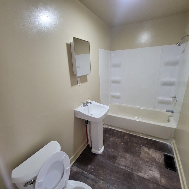 Building Photo - Convenient West Side Location! 3BR/2BA!