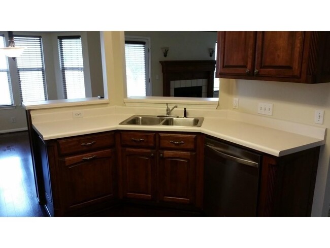 Building Photo - 706 Maplecreek Dr