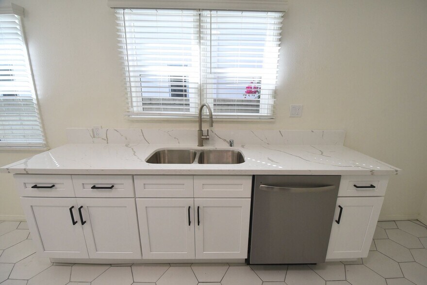 Building Photo - 10919 Camarillo St