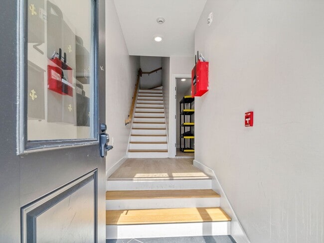 Building Photo - Renovated 2 Bed in the Heart of the North End | In-Unit Laundry | Pet Friendly | 9/1