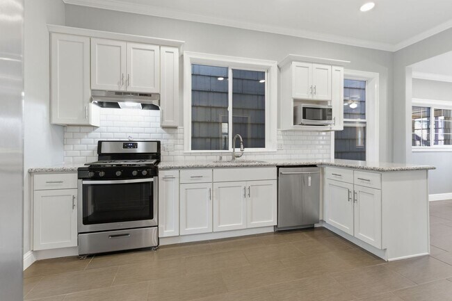 Building Photo - Bright & Modern 2BR Flat with Driveway Parking — Newly Renovated in Silver Terrace