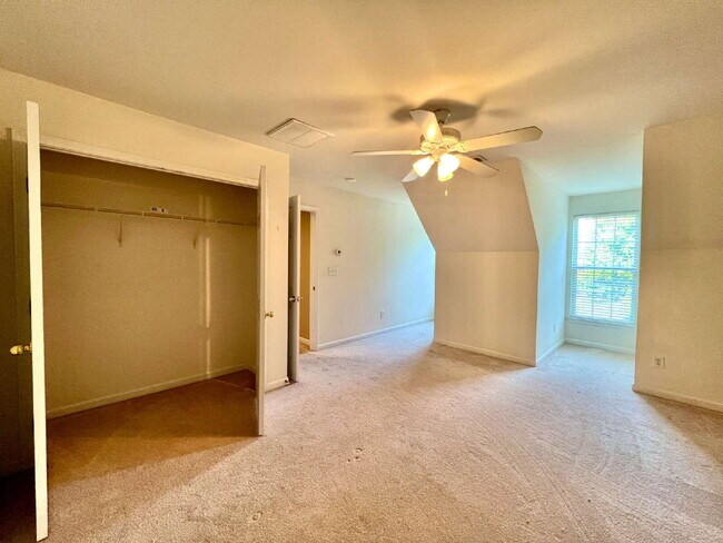 Building Photo - EXCELLENT LOCATION!
