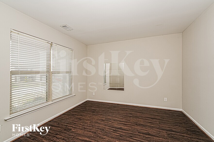 Building Photo - 113 Rosegate Dr