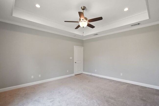Building Photo - Stunning 4 Bed 2 Bath!
