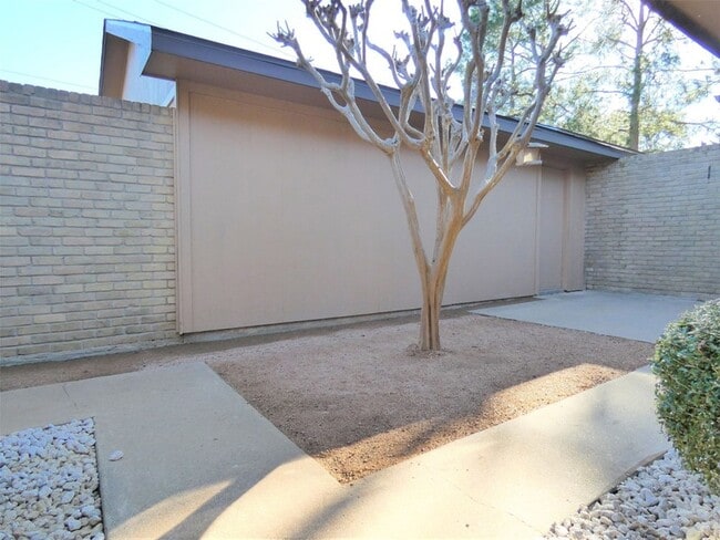 Building Photo - 604 Golfview Dr
