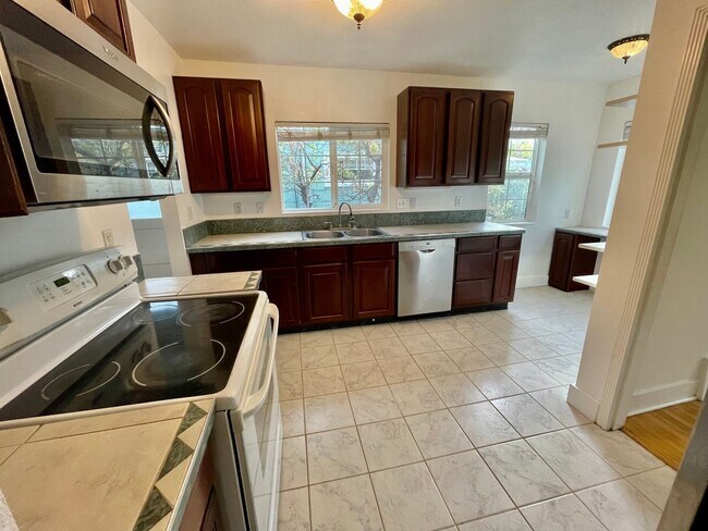 Building Photo - Upgraded 3bd/2bath Laurelhurst Home w/ Pri...
