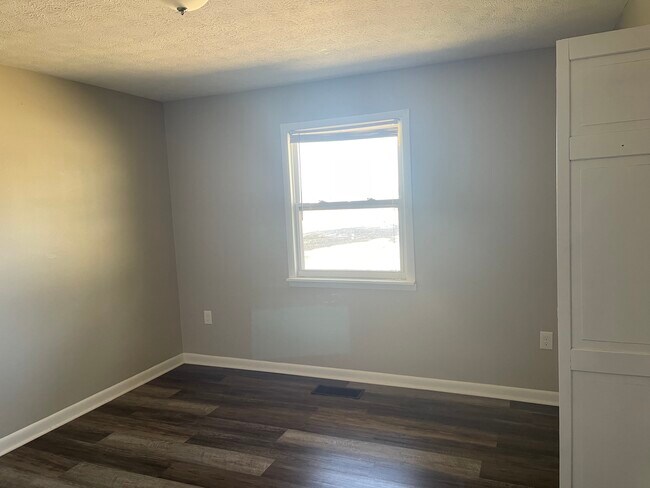 Building Photo - 305 Houseal St