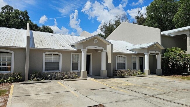 Building Photo - 711 Lake Jessie Dr