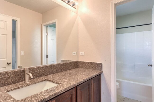 Building Photo - Beautiful 4 Bedroom, 2 Story Home in Henderson