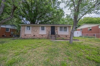 Building Photo - 3-bedroom, 1-bath home with a fenced-in yard, located on Guerrant Street in Greensboro