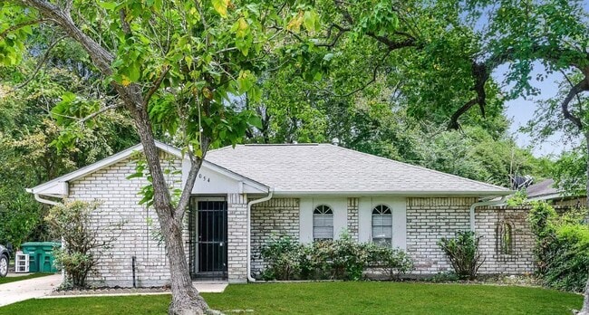 Building Photo - AVAILABLE NOW