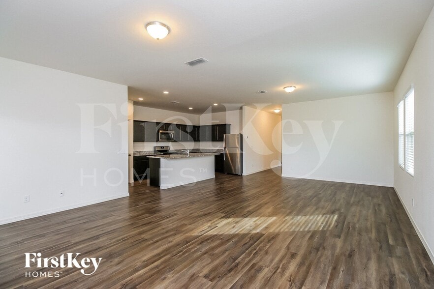 Building Photo - 370 W Powell Dr