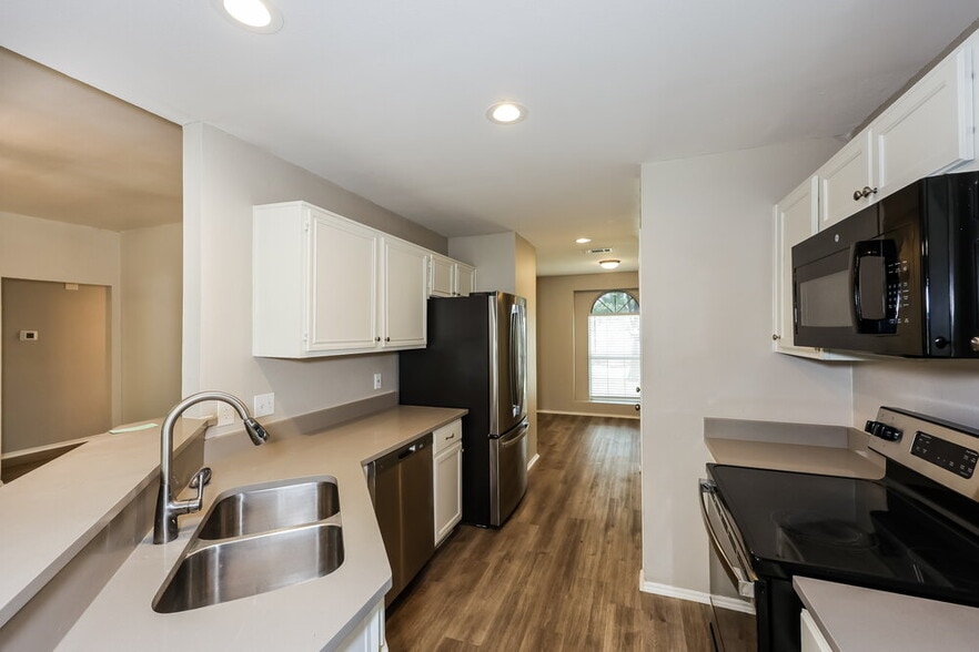 Building Photo - 2628 Hidden Springs Dr