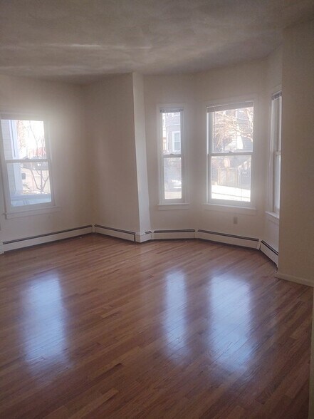 Building Photo - 18 Belmont St