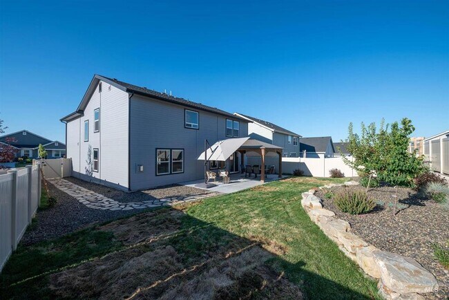 Building Photo - Spacious Modern Home w/Open Floor-Plan