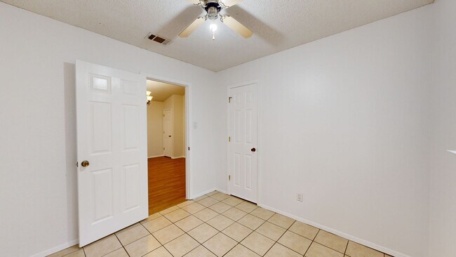Building Photo - 2208 Cooke Dr