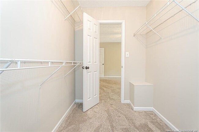 Building Photo - 402 Roundtree Dr