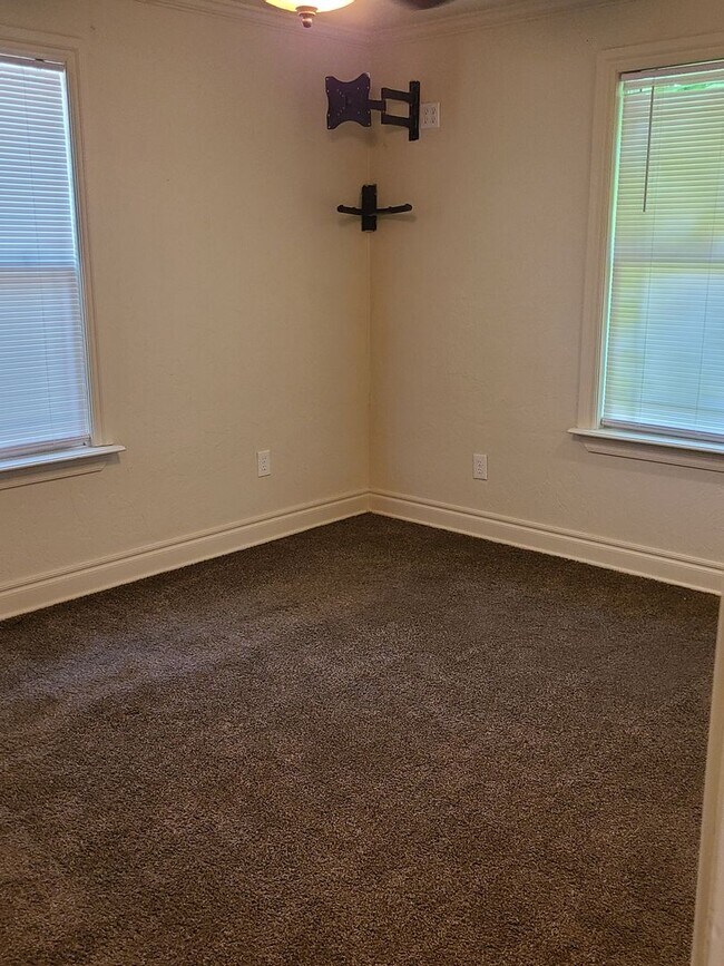 Building Photo - 1216 Westlawn Dr