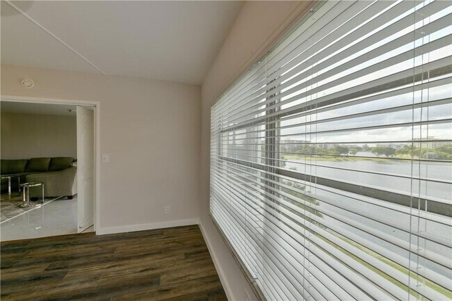 Building Photo - 2751 N Palm Aire Dr
