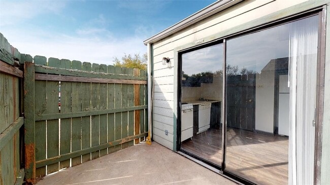 Building Photo - 725 Peppertree Dr