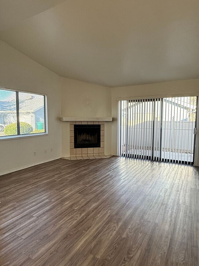 Building Photo - 8372 E Lakeshore Dr