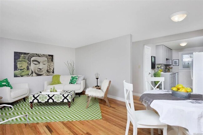 Building Photo - Charming 3-Bedroom Oasis with Expansive Yard and Driveway!