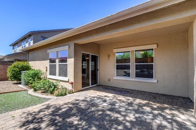 Building Photo - Beautiful 2 bed + den, 2 bath townhome in ...