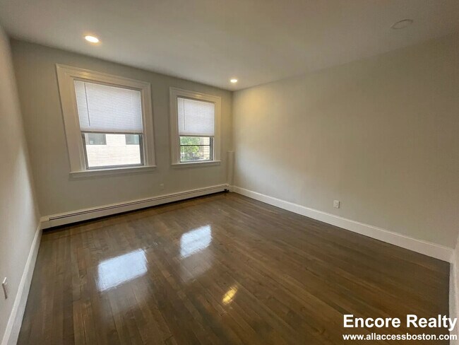 Building Photo - 457 Centre St