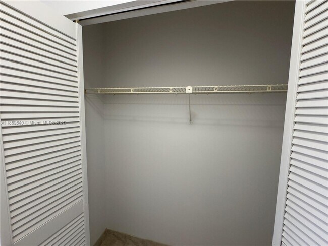 Building Photo - 2500 Parkview Dr