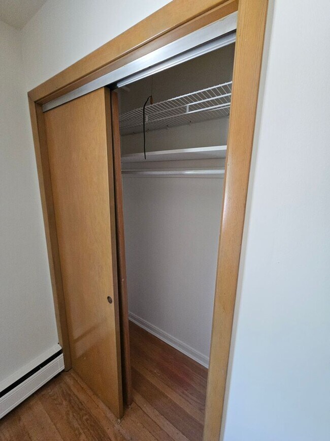 Building Photo - Charming Two Bedroom / 1.5 Bath