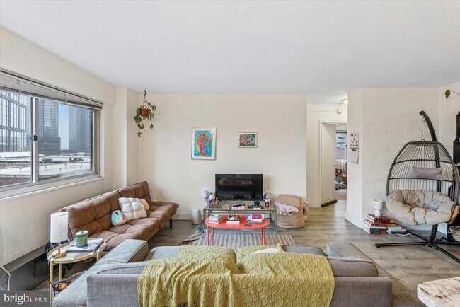 Building Photo - 2101 Chestnut St