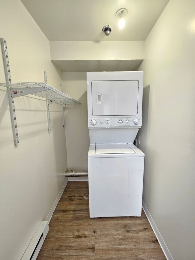Building Photo - $1,250 - 1 Bed / 1 Bath Spacious Two-Story...