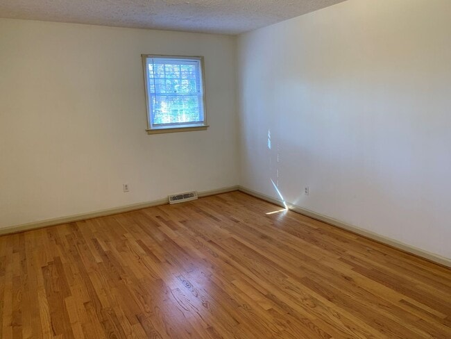 Building Photo - 3 Bedroom House off Timberlake Road