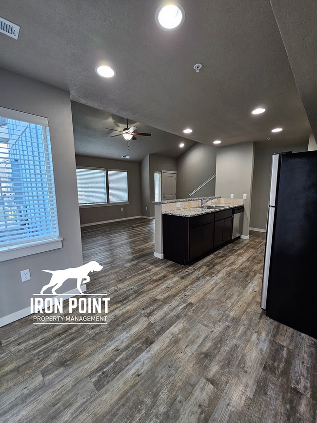 Building Photo - JE911