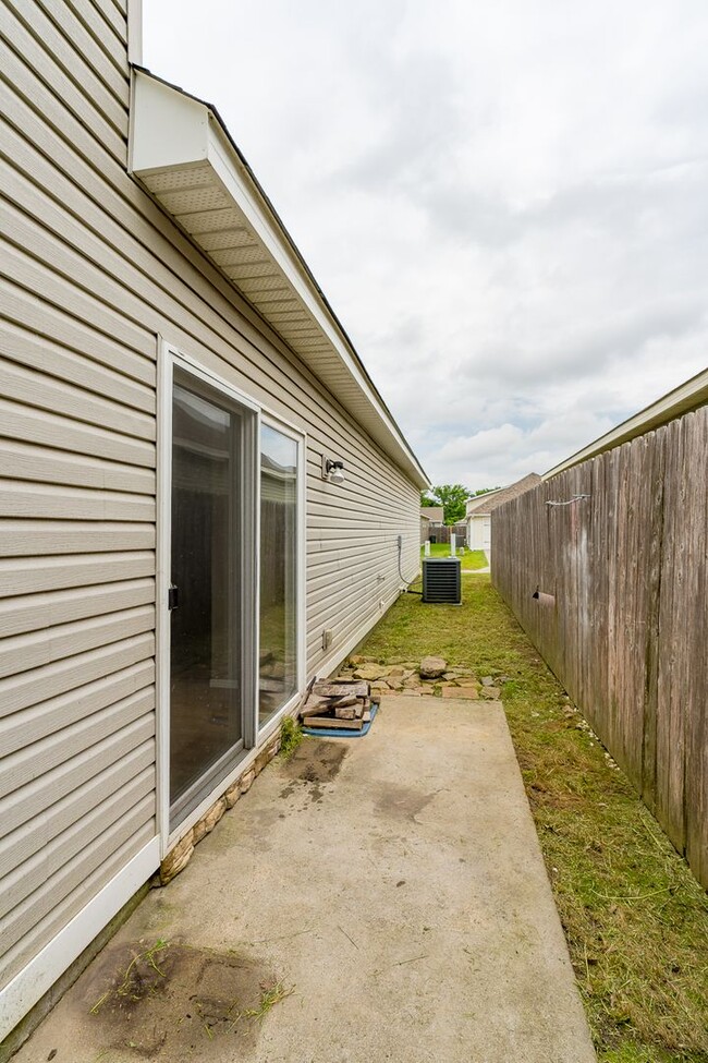 Building Photo - Spacious 3 Bedroom Home Close to UofA!