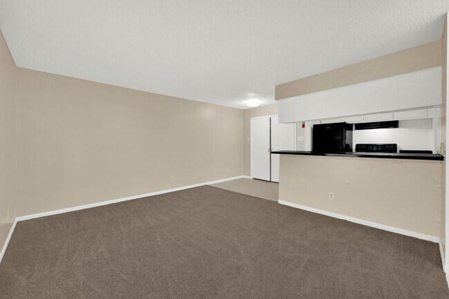 Building Photo - ¡Haz de este encantador estudio tu nuevo hogar!