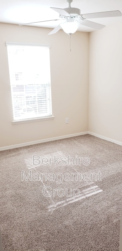 Building Photo - 1012 Dossey Oaks Ln