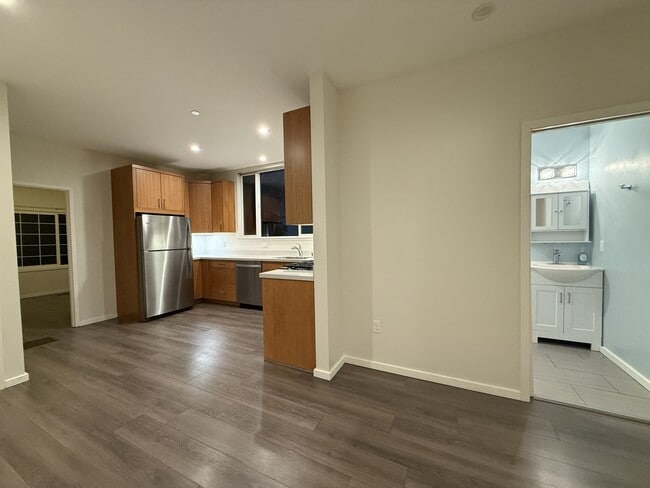 Building Photo - 562 29th St