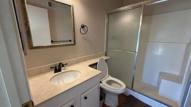 Building Photo - 672 Swallow Dr