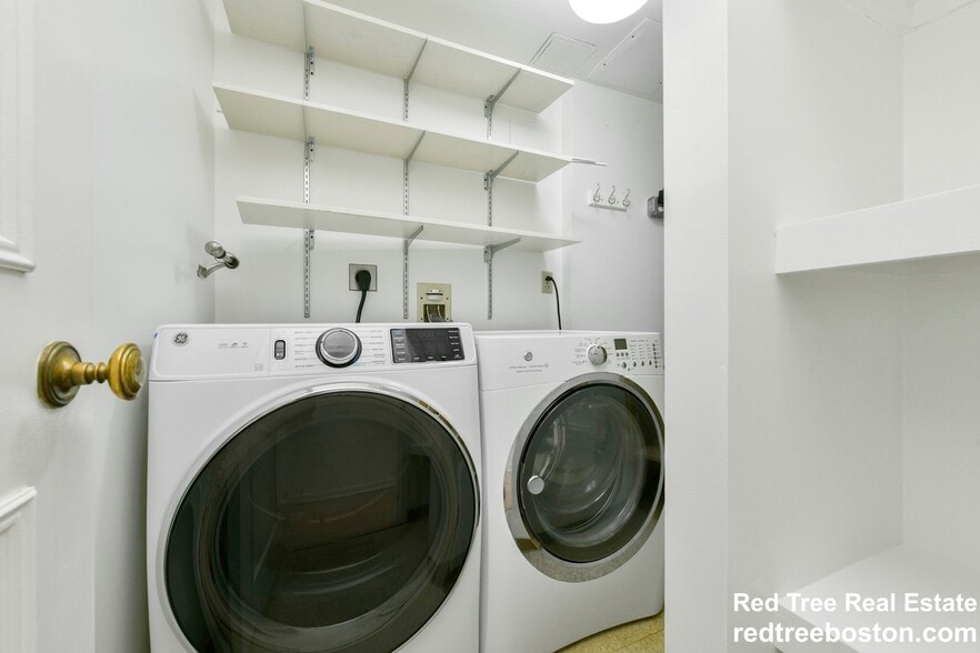 Building Photo - 220 Boylston St