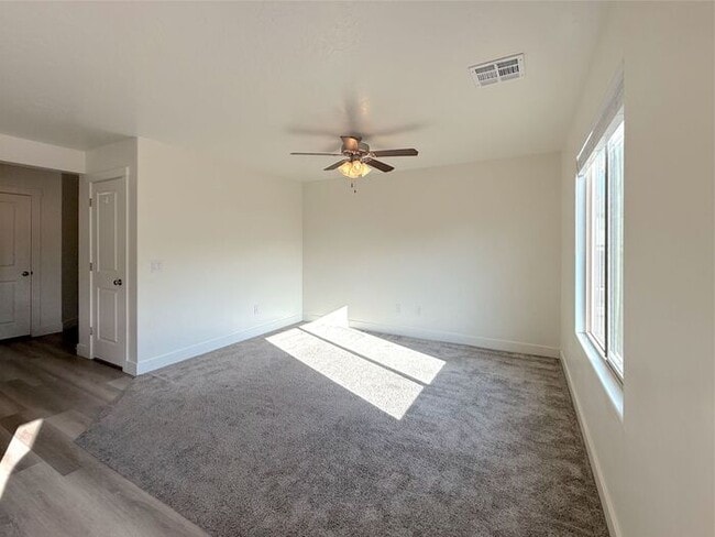 Building Photo - 4 Bed, 2.5 Bath home with 2 Car Garage